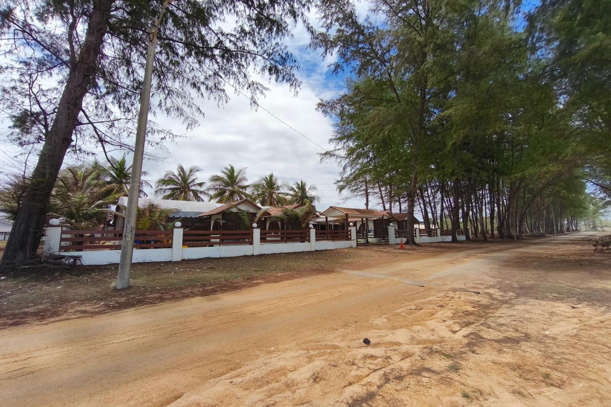 Alsafina Kijal Beach Resort & Restaurant Exterior foto
